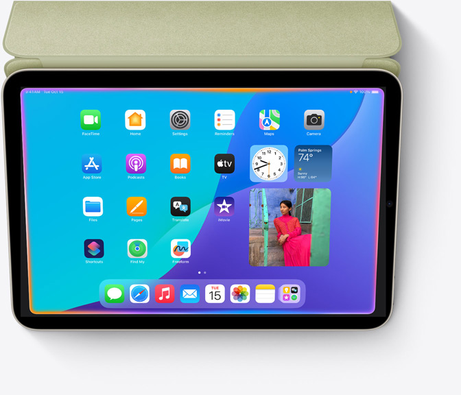 En iPad mini viser en helt ny design for Siri med et glødende lys rundt kanten på skjermen.