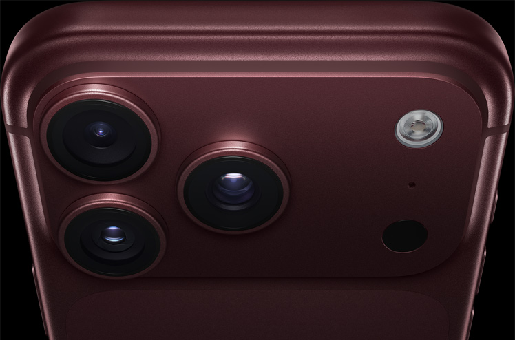 iPhone 18 Pro w kolorze burgunda, częściowo widoczny tył obudowy ustawiony pod kątem, żeby zaprezentować system Pro aparatów w lewym górnym rogu, 3 obiektywy, mikrofon, flesz