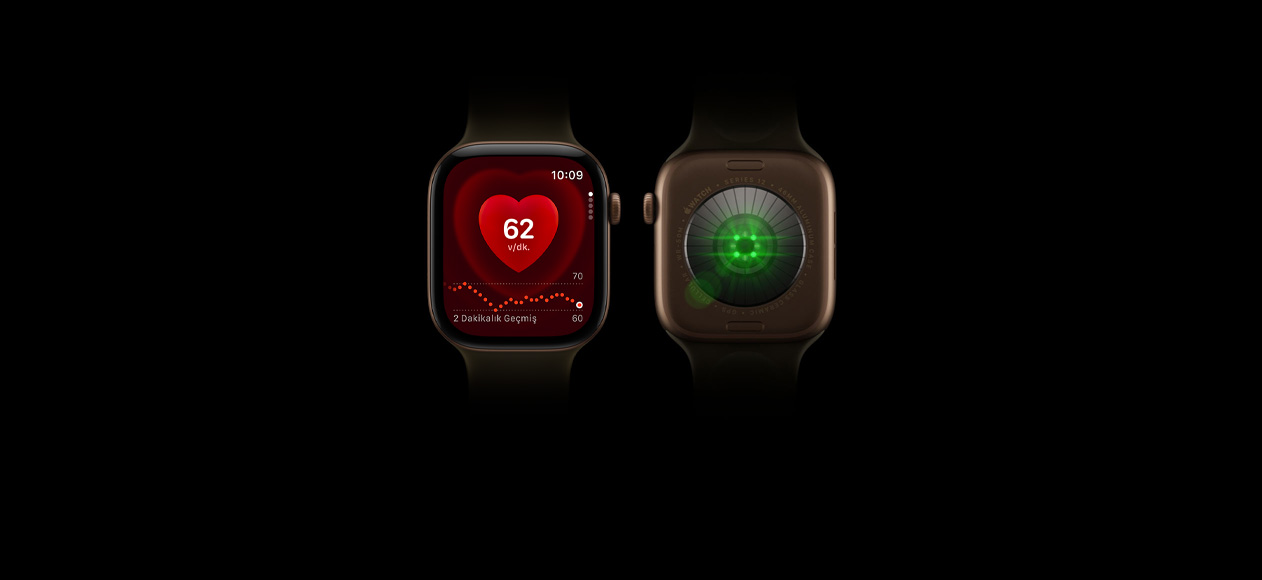İki adet Apple Watch Series 12 aygıtı, alüminyum kasa, klasik zeytin yeşili Spor Kordon takılı koyu bronz renk, aygıtlardan birinin ekranında Kalp Atış Hızı uygulaması, diğerinde ise saatin arkasındaki parlak yeşil LED ışıklarla Sağlık Verisi Algılama Sistemi gösteriliyor