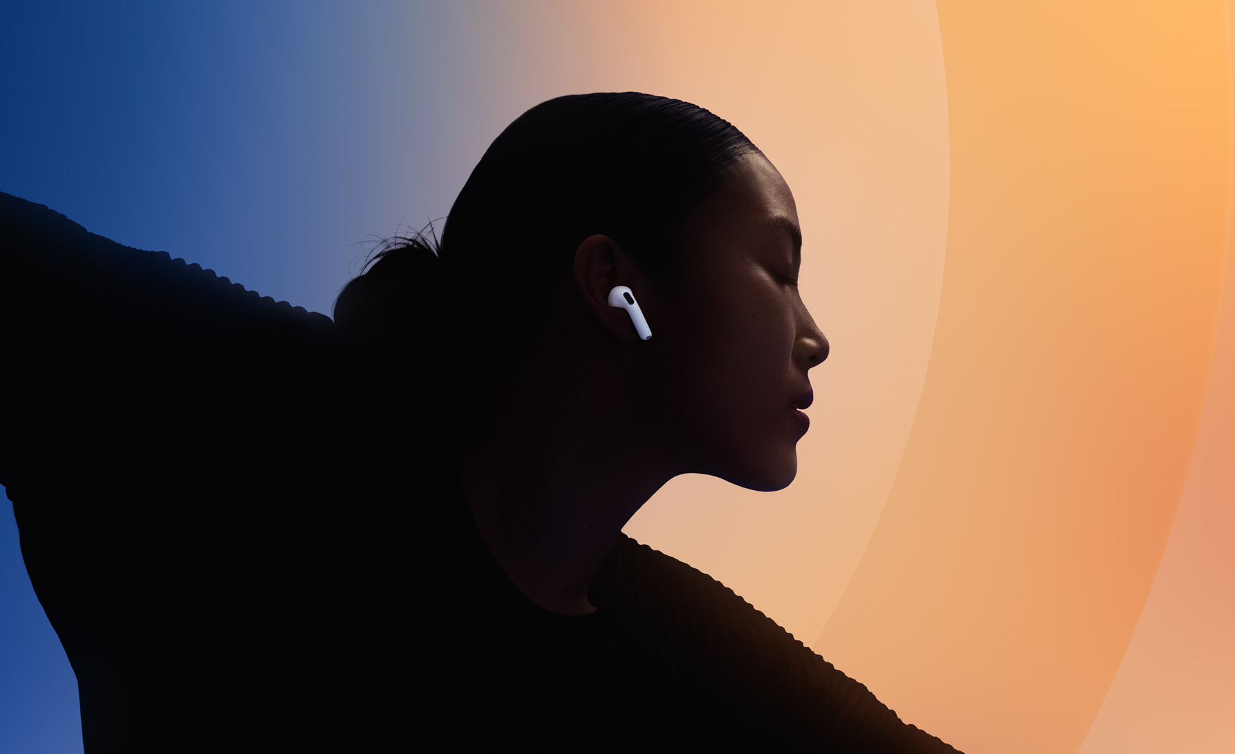 Una persona baila con unos AirPods 5 puestos.