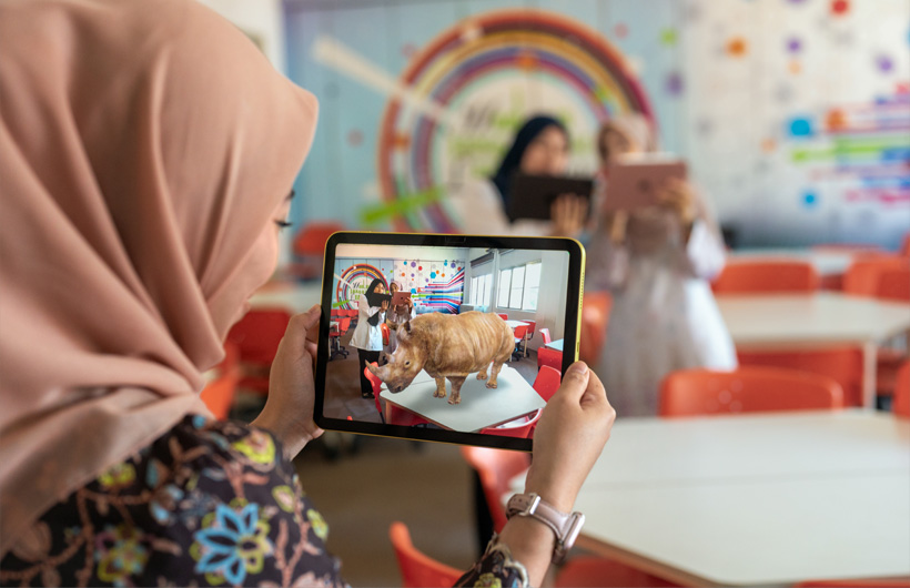 Profesoras en Sekolah Seri Puteri investigan con Ah Ho Yen Sze (ALC) los beneficios de la realidad aumentada usando el iPad en la sala de clases.
