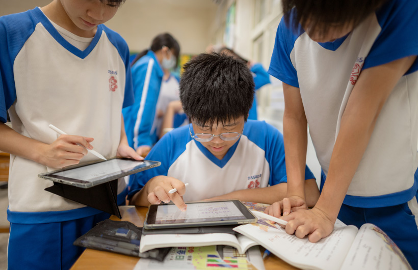 Estudiantes del liceo municipal Ruifang colaboran en una tarea usando GoodNotes.