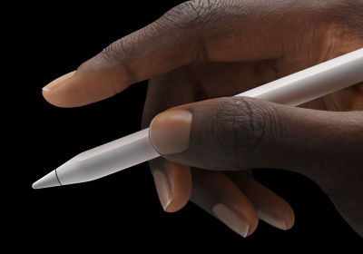 En person holder en Apple Pencil Pro mellom tommel og pekefinger.