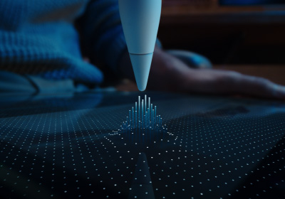 Apple Pencil Pro peker ned mot skjermen. Skjermen er full av prikker som går opp i luften og følger tuppen på Apple Pencil Pro. Det illustrerer hvordan Apple Pencil-pekefunksjonen sammenkobler Apple Pencil Pro med iPad selv før den berører skjermen.