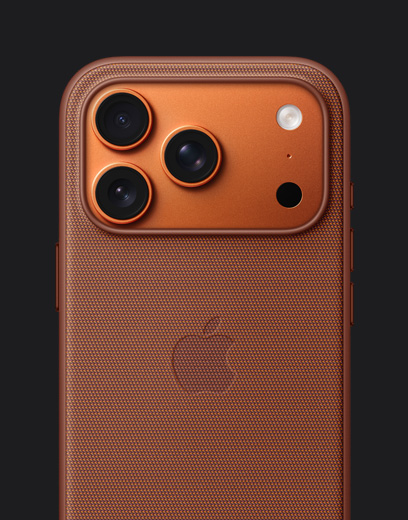 iPhone 17 Pro vist bagfra i farven kosmisk orange med orange TechWoven-etui med MagSafe