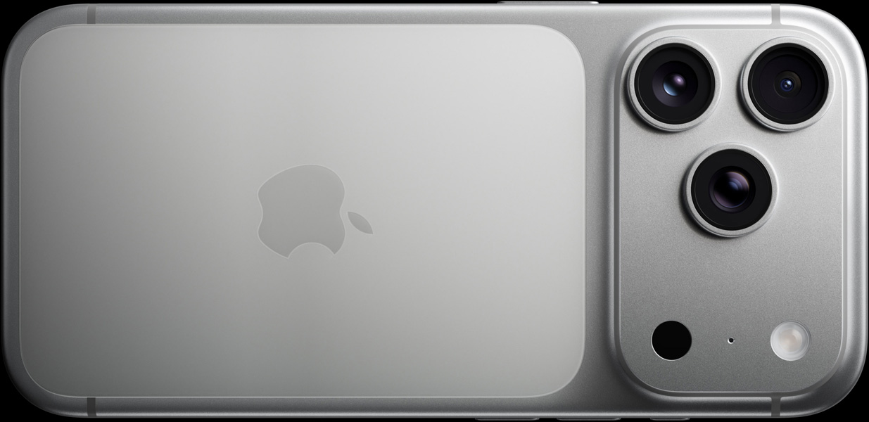 iPhone 17 Pro i farven sølv vist bagfra med Pro Fusion-kamerasystem, tre objektiver, mikrofon og blitz