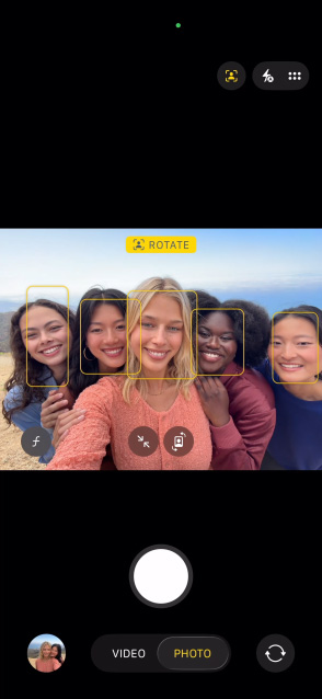 iPhone 17 Pro-skærm viser Centreringsfunktion til billeder, og hvordan man tager en selfie af en gruppe personer med ansigterne fremhævet