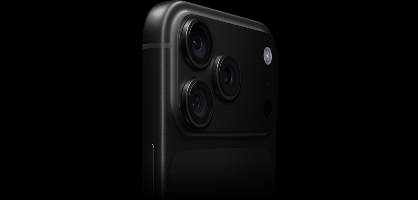 iPhone 18 Pro negro, en ángulo, vista parcial de la parte posterior, destacando el sistema de cámaras Pro Fusion