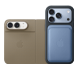 Zleva doprava, iPhone&nbsp;18&nbsp;Pro v&nbsp;burgundsky červeném koženém krytu s&nbsp;burgundsky červeným crossbody popruhem, uprostřed ledovcově modrý iPhone&nbsp;18&nbsp;Pro s&nbsp;připnutou bílou MagSafe nabíječkou, vpravo stříbrný iPhone&nbsp;18&nbsp;Pro v&nbsp;zeleném krytu a&nbsp;černém koženém pouzdru se šňůrkou na zápěstí.