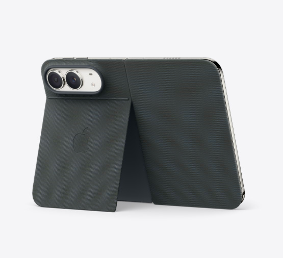 iPhone Duo, color blanco estrella con funda de silicón color arena, posición horizontal, completamente abierto, dos cámaras Fusion en la esquina superior izquierda, la funda cubre la parte posterior y el borde exterior de la pantalla frontal, a la derecha se muestra la pantalla exterior con la imagen de una persona parada bajo un cielo azul lleno de nubes