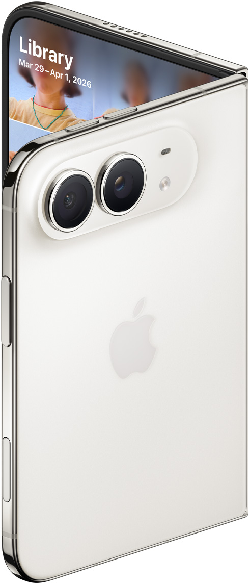星光白色 iPhone Duo 微微打開，背面外觀展示位於上角的 4800 萬像素雙融合後置相機、兩個鏡頭、咪高風及閃光燈