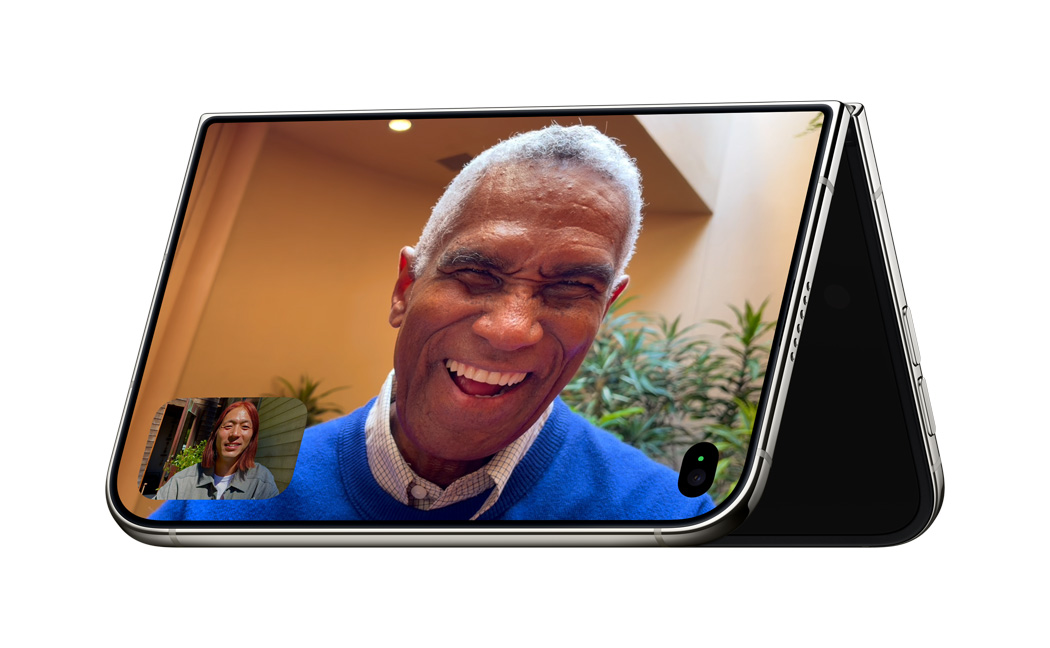 iPhone Duo 以機側支撐呈倒 V 形擺放，螢幕向外展示進行 FaceTime 通話畫面