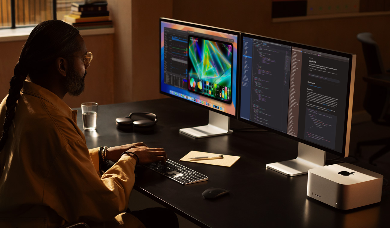 Un profesional trabaja con una Mac Studio y dos monitores Studio Display